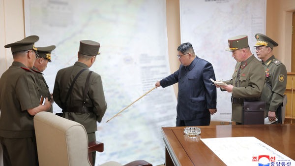 朝鮮最高領導人金正恩在地圖上直指韓國，旗官媒聲稱當天是在進行全軍指揮演習，而演習假想目標就是「占領韓國」。