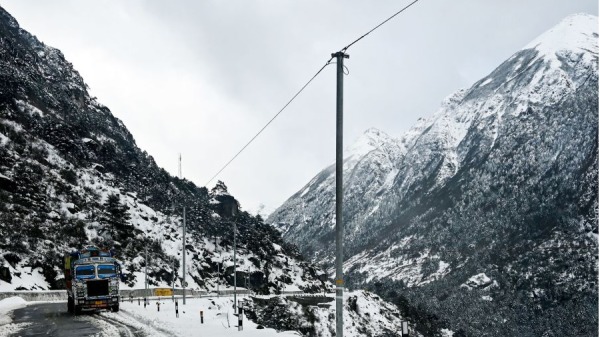 这张照片拍摄于2023年4月5日，印度阿鲁纳恰尔邦达旺地区积雪高速公路上的一辆卡车。 