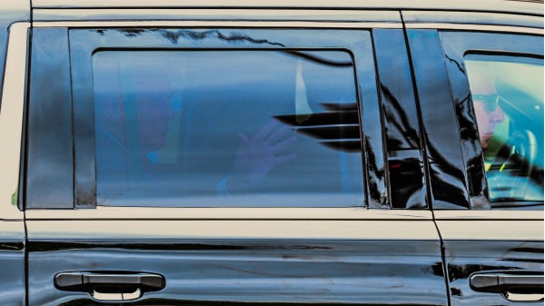 2023年8月3日，美國前總統、2024 年總統候選人川普 (Donald Trump) 在前往華盛頓特區 E. Barrett Prettyman 美國法院的途中，在他的 SUV 內向他揮手致意。（BRENDAN SMIALOWSKI/AFP via Getty Images）