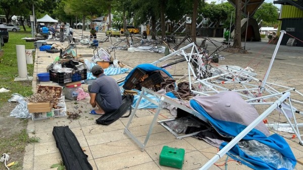 颱風卡努來襲 台東鐵花新聚落攤位被吹垮