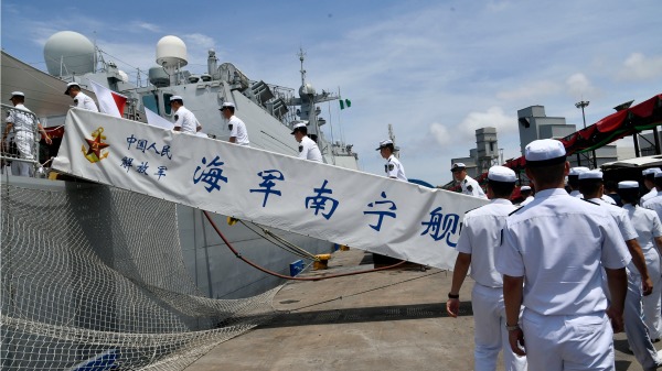 2023 年7 月4 日，中國海軍第162 編隊護航中隊在拉各斯阿帕帕港登上一艘軍艦。官員周一表示，三艘中國軍艦正在訪問尼日利亞，這是兩國日益加強的海軍合作的一部分。此次訪問之前，美國國防官員去年對中國在西非大西洋沿岸建立軍事基地的計劃表示擔憂。（PIUS UTOMI EKPIUS UTOMI EKPEI/AFP via Getty Images)