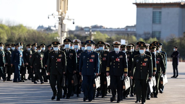 2023年3月12日，中国北京，中共第十四届全国人大（NPC）的军方代表步行到大会堂参加人大第一次会议的第五次全体会议。(Lintao Zhang/Getty Images)