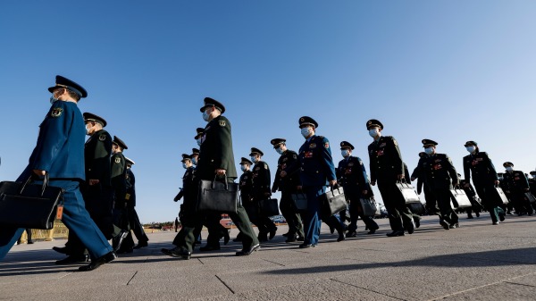 2023年3月12日，中共第十四屆全國人大（NPC）的軍方代表步行到大會堂參加人大第一次會議的第五次全體會議。(圖片來源：Lintao Zhang/Getty Images)