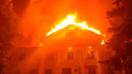 俄羅斯掌控的烏東頓內茨克一處大學建築物起火