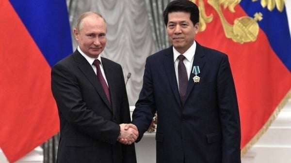 李輝（右）曾經擔任駐俄大使，2019年7月卸任前夕，獲德俄羅斯總統普京授友誼勳章。