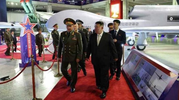 2023年7月26日，朝鲜领导人金正恩向俄罗斯国防长绍伊古介绍各种朝鲜自制武器，后面那一架有点像美国RQ-4全球鹰。