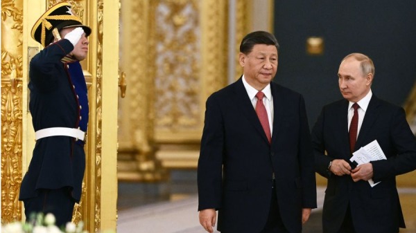 2023年3月21日，俄羅斯總統弗拉基米爾•普京和中國國家主席習近平在莫斯科克里姆林宮會晤期間進入大廳。(圖片來源: ALEXEY MAISHEV/SPUTNIK/AFP via Getty Images )