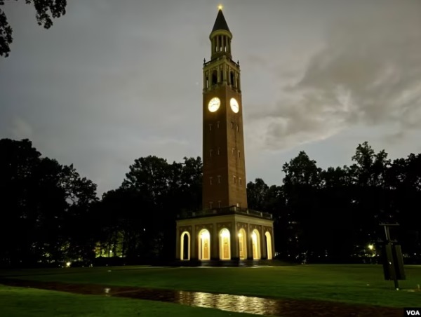 北卡罗莱纳大学教堂山分校的钟楼。(2023年8月29日)