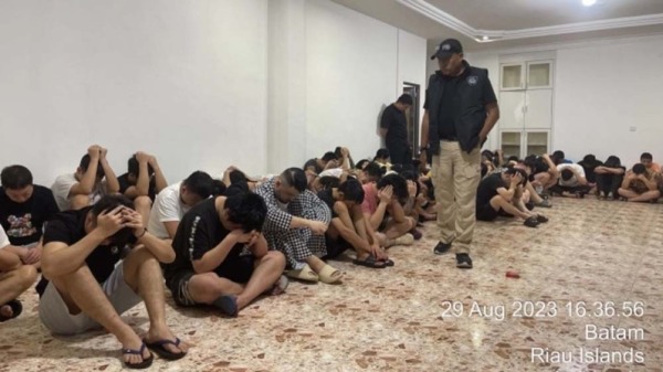 印尼破获了中国人组成的网络恋爱诈骗集团，总计抓捕88名男女。