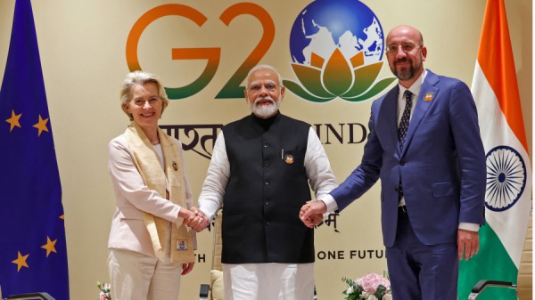 2023年9月10日，印度总理纳伦德拉．莫迪（中）、欧盟委员会主席乌苏拉．冯德莱恩（左）和欧洲理事会主席查尔斯．米歇尔在新德里G20 峰会闭幕后举行的双边会议上握手。