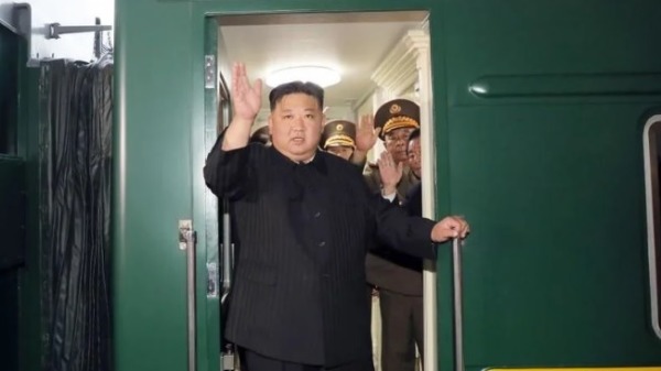 朝鲜领导人金正恩搭乘象征家族权力的绿色装甲列车前往俄国海参崴会面普京。
