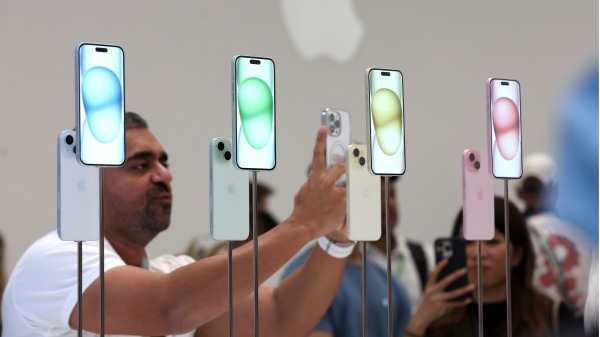 2023 年 9 月 12 日，在加利福尼亞州庫比蒂諾 Apple Park 的史蒂夫·喬布斯劇院舉行的蘋果活動期間，展示了新款 iPhone 15。蘋果在活動期間展示了最新 iPhone 15 版本的陣容以及其他產品升級。(Justin Sullivan/Getty Images)
