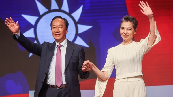 9月14日，鴻海創辦人郭台銘（左）在台北舉行記者會，公布副手人選為藝人賴佩霞（右）。