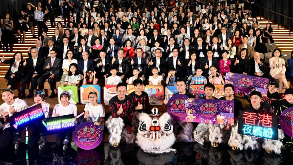 香港政府举行“香港夜缤纷”启动礼，期间有醒狮表演环节。不过，今次出场的竟然是葬礼使用的白色醒狮。（图片来源：香港政府新闻处）
