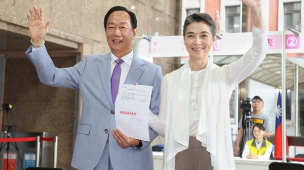 鴻海創辦人郭台銘參選2024總統搭檔資深藝人賴佩霞，兩人於9月17日到中選會遞交連署登記申請書。