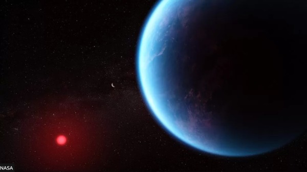 K2-18 b行星繞著一顆冷矮星（以紅色顯示）運行，距離其溫度足以維持生命。（NASA）