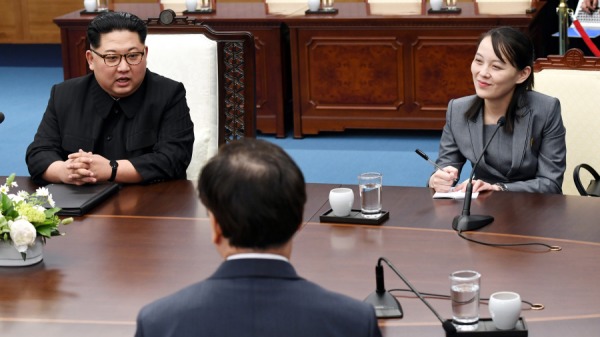2018年4月27日，朝鮮領導人金正恩（左）和妹妹金與正（右）出席在韓國板門店和平之家舉行的朝韓峰會。