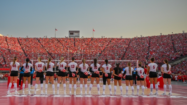 9萬2003名觀眾塞爆內布拉斯加大學林肯分校紀念體育場，觀賞內大林肯分校迎戰內大奧瑪哈分校的女子排球賽，創下最多人現場同時觀賞女性體育競賽的世界紀錄。