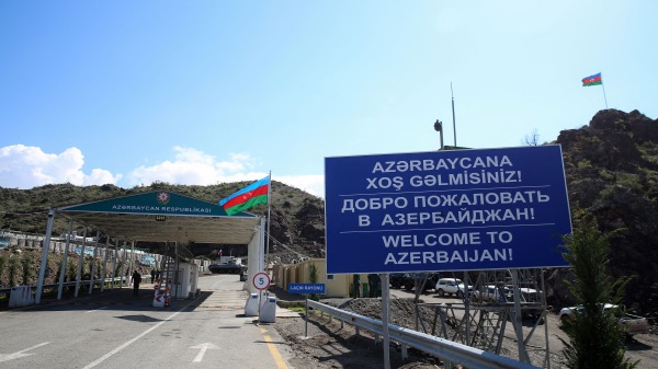 阿塞拜疆拉欽走廊（Lachin corridor）入口處檢查站，拉欽走廊是納卡地區與亞美尼亞唯一的陸地連接通道。