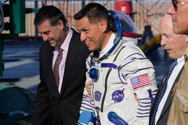 2022年9月21日，國際空間站(ISS)第68號遠征隊主要成員之一、美國宇航局 (NASA) 宇航員弗蘭克．魯比奧 (Frank Rubio) 步行登上聯盟號 MS-22 航天器。2(16:9)