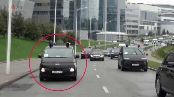 从金正恩出访俄国纪录片中可见到疑似韩国汽车大厂“现代”的商务车。