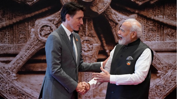 印度总理莫迪（右）在2023年9月9日新德里举行的G20领导人峰会前与加拿大总理特鲁多握手。（（EVAN VUCCI/POOL/AFP via Getty Images)