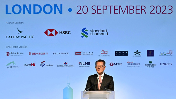 9月20日陈茂波抵达伦敦展开访问。（图片来源：香港政府新闻处）