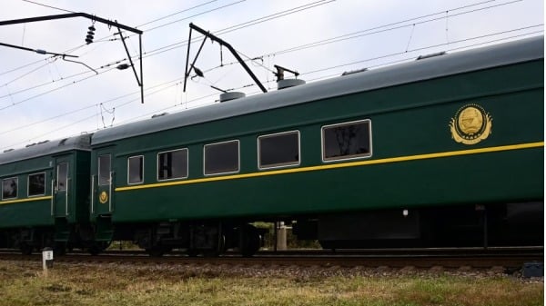 2023年9月16日，朝鮮領導人金正恩搭乘的火車沿著符拉迪沃斯托克郊外阿爾喬1 號火車站附近的鐵軌行駛。
