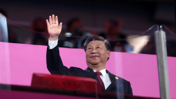 2023年9月23日，習近平在杭州亞運會開幕式上揮手。