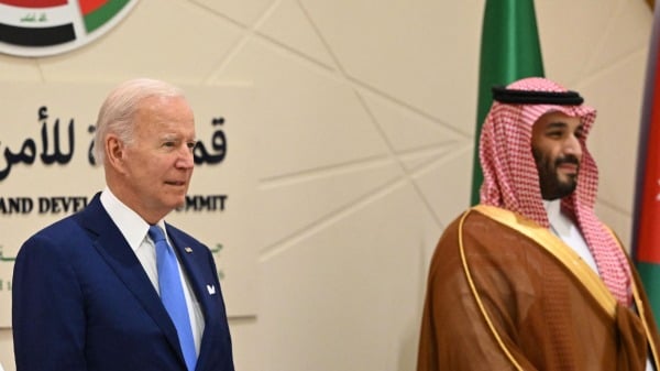 2022年7月16日，美国总统乔・拜登和沙特阿拉伯王储穆罕默德・本・萨勒曼在吉达安全与发展高峰会（Jeddah Security and Development Summit，GCC+3）合影。