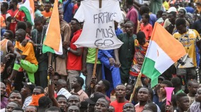 尼日尔爆大规模反法示威要求法国撤军(图)