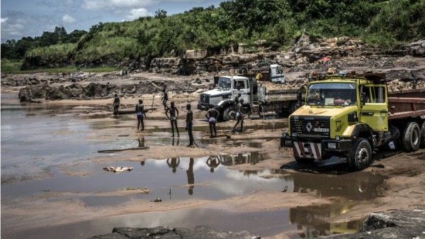 2016年3月28日，布拉柴维尔孔贝区刚果河岸的采石场，挖沙机正在向卡车装载货物。