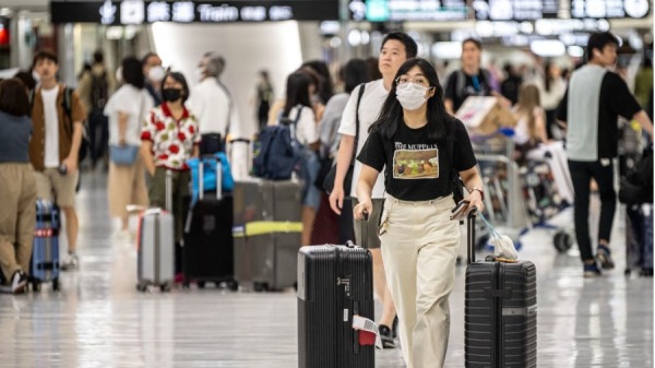 2023 年 9 月 7 日，遊客走在東京郊外千葉縣成田市成田國際機場的抵達大廳。