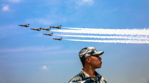 2017年8月13日，中國八一飛行表演隊在中國吉林省長春市舉行的解放軍空軍航空兵開放日期間在天空進行表演。