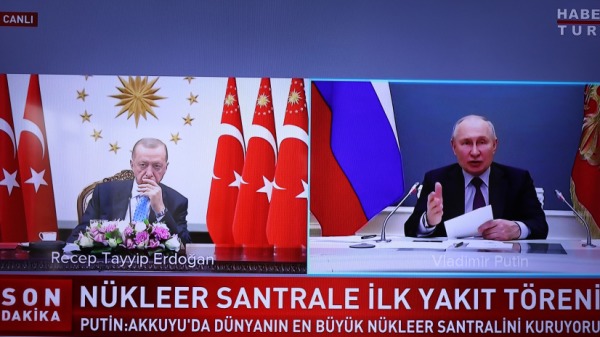 这张照片拍摄于2023 年4 月27 日，显示安卡拉的一个屏幕正在播放土耳其Haber Turk 频道的直播，其中显示土耳其共和国总统雷杰普．塔伊普．艾尔段（左）和俄罗斯总统弗拉基米尔．普京（右）通过视频链接发表讲话。
