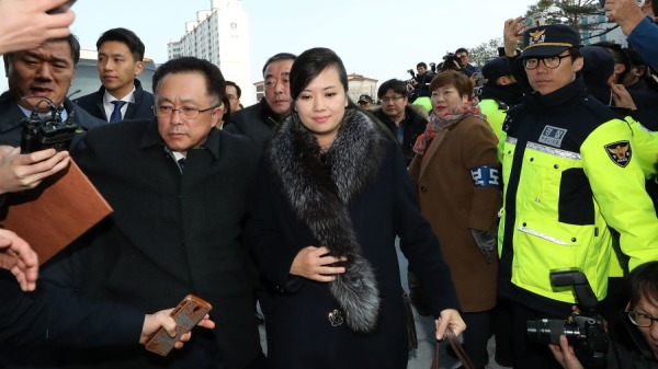 2018 年1月21日，朝鮮三池淵交響樂團團長玄松月(Hyon Song-wol)在江陵藝術中心檢查了2018 年平昌冬奧會藝術表演的場地後離開。