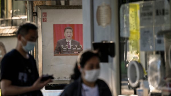 2022年8月31日，在北京的一个核酸采样点旁边的布告栏上，张贴着一张习近平的海报。