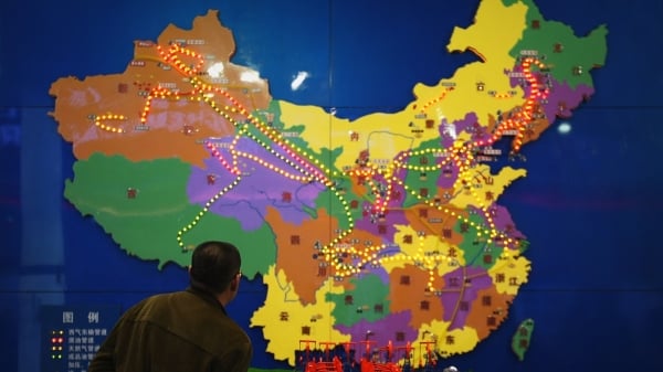 2009年3月21日，在中国北京举行的2009中国国际节能减排与新能源科技博览会上，一名中国参观者正在观看中国石油管道地图。