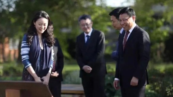 2019年5月11日，晓田花园开幕之后的第二天 深圳市长陈如桂（右一）一行参观花园。（图片来源：网络）