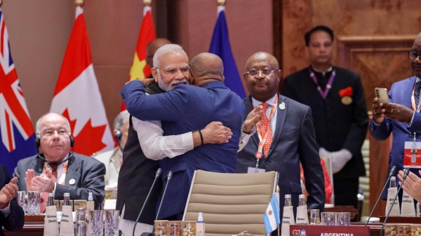9月9日，印度總理莫迪擁抱非洲聯盟主席阿蘇馬尼（Azali Assoumani），並邀請就座。
