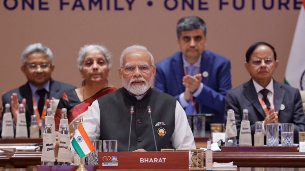 9月9日，印度總理莫迪（中）在新德里出席G20領導人峰會開幕式。桌前標示牌中印度國名由Bharat取代了India。