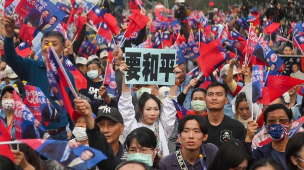 2024 年1 月7 日，主要反對黨國民黨(KMT) 的台灣總統候選人侯裕義的支持者在高雄舉行的競選集會上展示寫著“要和平”的標語牌。