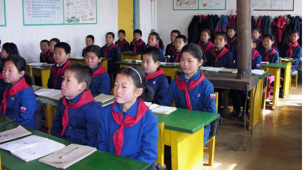 2005年2月25日，朝鮮兒童在朝鮮黃愛北道黃州郡的一所小學上課。