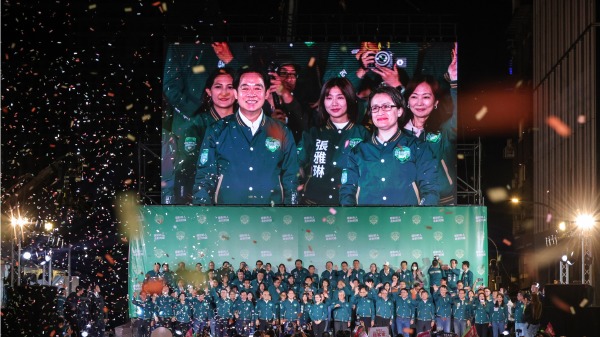 2023年1月13日， 台湾副总统、民进党当选总统赖清德和竞选搭档萧美琴在大会上向支持者发表讲话。（Annice Lyn/Getty Images)