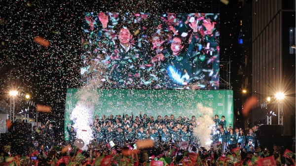2024年1 月 13 日：五彩紙屑飛過舞台和人群，台灣副總統、民進黨當選總統賴清德（中）和他的競選夥伴蕭美琴發表講話2024年1月13日，台灣台北在該黨總部舉行的集會上向支持者發表演說