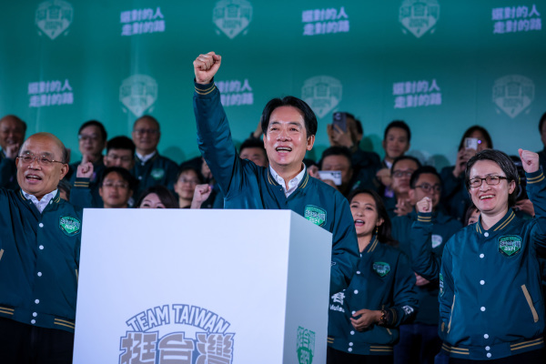 民进党总统当选人赖清德在2024年1月13日于台北的民进党党总部集会上向支持者讲话。