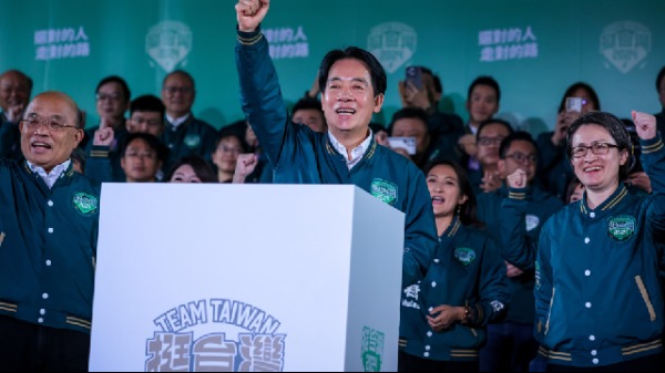 2024年1月13日，台湾民进党总统当选人赖清德在台北的民进党党总部集会上向支持者讲话。