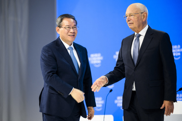 2024年1月16日，中国总理李强和世界经济论坛创始人兼执行主席克劳斯·施瓦布（Klaus Schwab）在达沃斯会议期间握手。