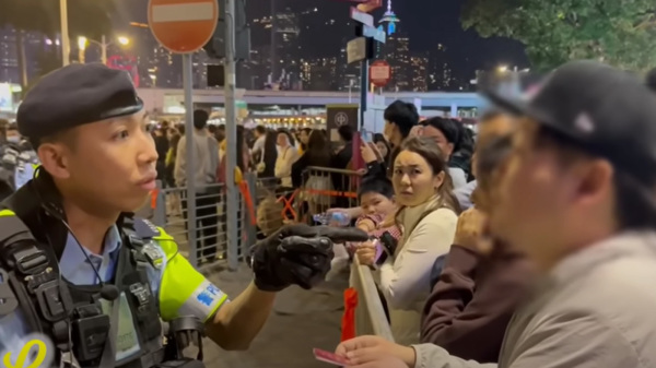 跨年倒数之际，一名香港警员（左）对日本游客（右）恶言相向。（图片来源：LH Media视频截图）