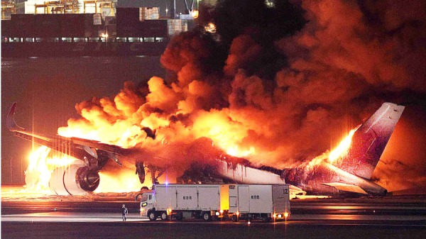 2024年1月2 日，一架日本航空公司的飛機在東京羽田機場的跑道上與一架飛機相撞後起火。